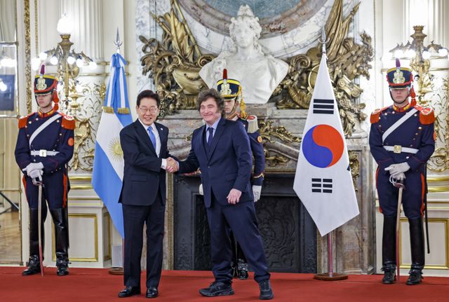 이재명 대통령과 하비에르 밀레이 대통령이 31일(현지시간) 아르헨티나 부에노스아이레스 대통령궁에서 공식 기념촬영을 마친 뒤 악수하고 있다. 연합뉴스