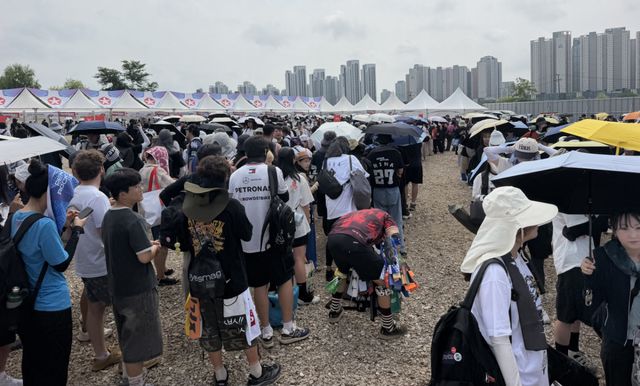 31일 오전 인천 연수구 송도달빛축제공원에 인천펜타포트 락 페스티벌 입장을 기다리는 관람객들이 긴 줄을 늘어뜨리고 있다. 김샛별 기자
