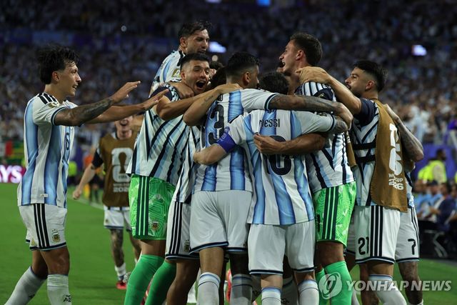 3-2로 앞서는 골에 기뻐하는 아르헨티나 선수들. EPA=연합뉴스