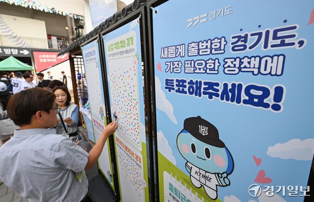 봉공위즈데이가 열린 4일 오후 수원KT위즈파크에서 관객들이 케이티 위즈와 롯데 자이언트의 경기를 앞두고 다양한 이벤트에 참여하고 있다.