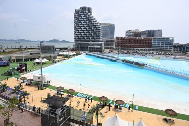 세계 서퍼들 시흥 거북섬으로 …‘2026 WSL 국제서핑대회’ 개막 [포토뉴스]