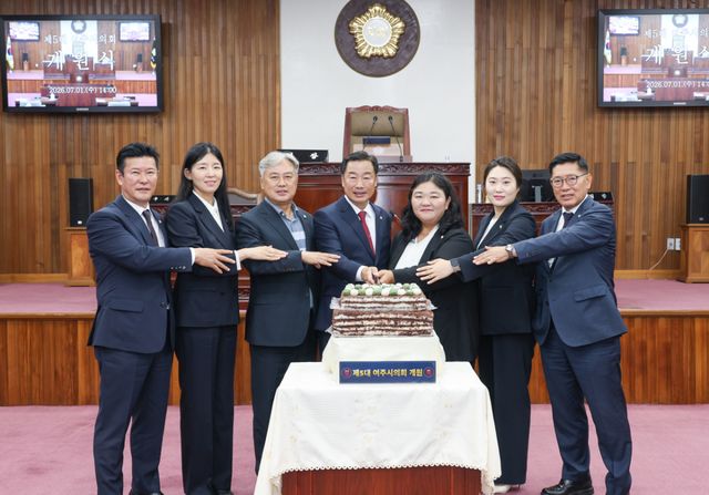 제5대 여주시의회 개원식에서 7명의 의원들이 기념촬영을 하고 있다. 여주시의회 제공