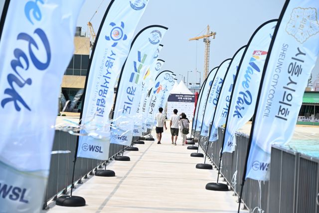 세계 서퍼들 시흥 거북섬으로 …‘2026 WSL 국제서핑대회’ 개막 [포토뉴스]
