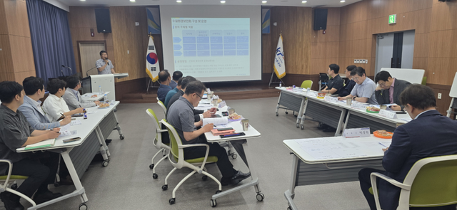 지난달 한국농어촌공사 경기지역본부 평택지사는 수질환경보전회 구성과 운영 방식을 설명하는 회의를 진행했다. 사진은 회의에 참가한 공사 관계자들. 한국농어촌공사 경기지역본부 제공