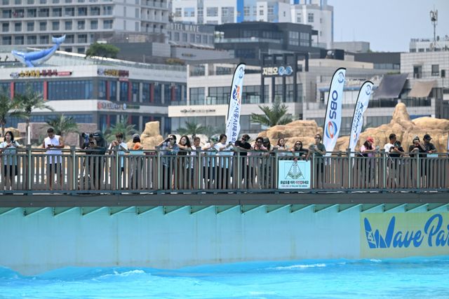 세계 서퍼들 시흥 거북섬으로 …‘2026 WSL 국제서핑대회’ 개막 [포토뉴스]