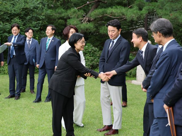 한성숙 국무총리가 5일 서울 종로구 삼청동 총리공관에서 열린 고위당정협의회에서 더불어민주당 한병도 대표 직무대행 겸 원내대표와 인사하고 있다. 연합뉴스