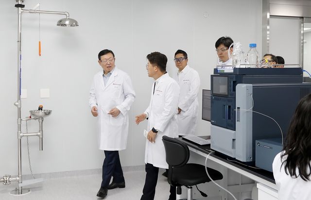 신동빈 롯데 회장이 최근 인천 연수구 송도국제도시의 롯데바이오로직스 송도캠퍼스 1공장을 찾아 현장 경영을 하고 있다. 롯데지주 제공