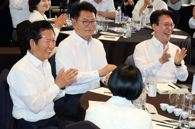 더불어민주당 정청래 전 대표(왼쪽부터)와 송영길 의원, 김민석 전 국무총리가 지난 3일 서울 용산구 한 호텔에서 열린 더불어민주당 국회의원 워크숍에 참석해 손뼉 치고 있다. 연합뉴스