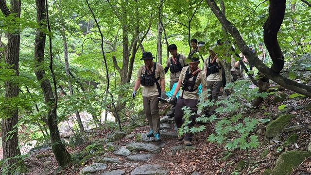 설악산 두문폭포 추락 등산객 이송. 설악산 국립공원 사무소 제공