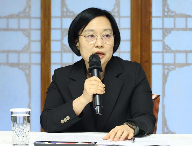 한성숙 국무총리가 5일 서울 종로구 삼청동 총리공관에서 열린 고위당정협의회에 참석해 발언하고 있다. 연합뉴스