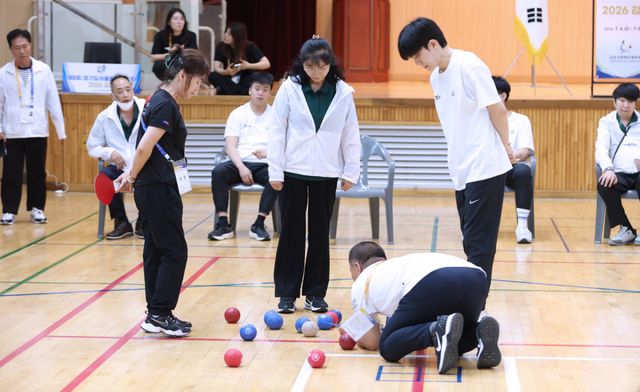 경기도장애인체육회 주최로 지난 4~5일 이틀간 김포시 일원에서 열린 ‘제8회 경기도어울림체육대회 2026 김포’에서 보치아 대회가 열린 가운데 선수들이 열띤 경기를 펼치고 있다. 경기도장애인체육회 제공