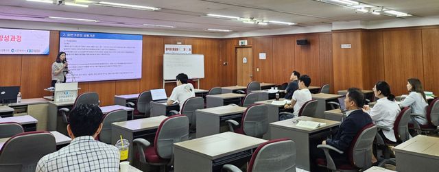 인천지역 중소·중견기업 실무자 10여명이 1~3일 인천상의에서 열린 ‘원산지관리사 양성과정’에 참여하고 있다. 인천상의 제공