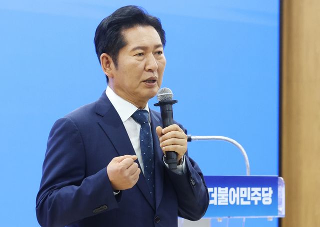 더불어민주당 정청래 전 대표가 6일 경기도 수원시 경기도의회 대회의실에서 열린 도의회 민주당 의원총회에서 인사말을 하고 있다. 연합뉴스
