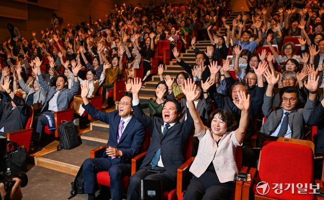 66일 오전 안양아트센터 수리홀에서 열린 '2026 폰프리스쿨 정책 설명회'에서 안민석 경기도교육감, 최대호 안양시장 등 참석자들이 기념 촬영을 하고 있다.