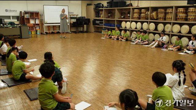 수원소화초등학교 학생들이 국악 수업에 참여하고 있다. 곽민규PD
