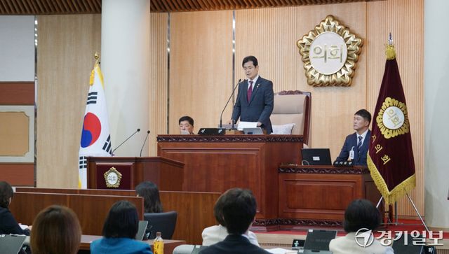 6일 오전 10시 개회한 제305회 고양시의회 임시회에서 임시의장을 맡은 길종성 의원(국민의힘·고양차)이 개회사를 말하고 있다. 신진욱기자