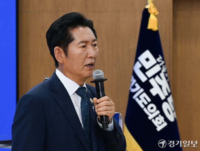 더불어민주당 정청래 전 대표가 6일 오후 경기도의회 대회의실에서 열린 '제12대 도의회 제1차 민주당 의원 총회'에서 인사말을 하고 있다. 윤원규기자