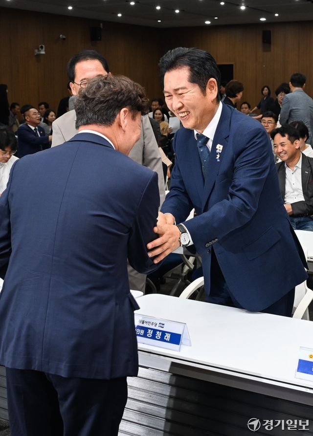 더불어민주당 정청래 전 대표가 6일 오후 경기도의회 대회의실에서 열린 '제12대 도의회 제1차 민주당 의원 총회'에서 의원들과 인사하고 있다. 윤원규기자