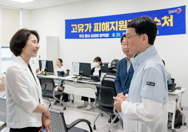 오산시 고유가 피해 지원금 TF팀 단장인 윤영미 부시장(왼쪽)이 지난 5월 28일 현장을 방문해 직원들을 격려하는 모습. 오산시 제공