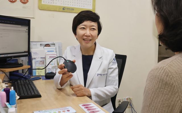 정주현 가천대 길병원 이비인후과 교수가 음성 인식용 마이크를 환자에게 설명하고 있다. 가천대 길병원 제공