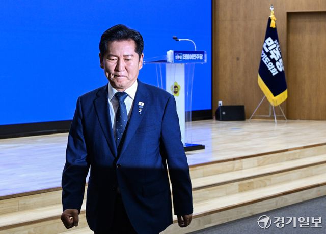 더불어민주당 정청래 전 대표가 6일 오후 경기도의회 대회의실에서 열린 '제12대 도의회 제1차 민주당 의원 총회'에서 인사말을 하고 자리로 돌아가고 있다. 윤원규기자