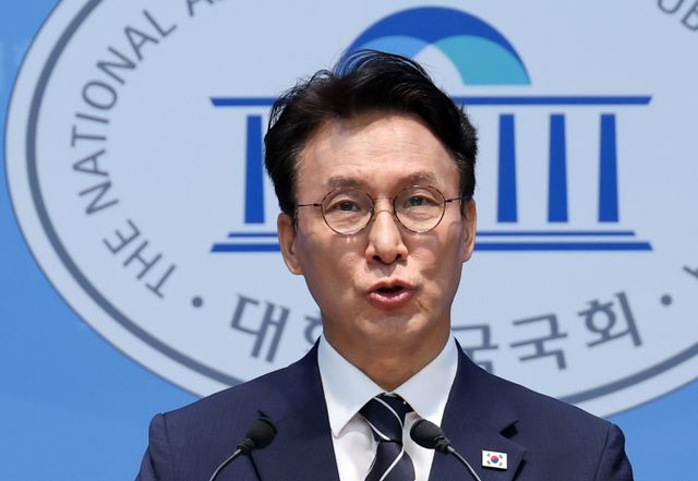 더불어민주당 당권주자인 김민석 전 국무총리가 6일 국회 소통관에서 당 대표 출마 선언 기자회견을 하고 있다. 연합뉴스