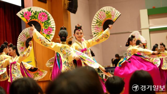 국립국악중학교 학생들이 지난 3일 수원시 소화초등학교에서 열린 전통음악교실 공연에서 아름다운 부채춤을 선보이고 있다. 곽민규PD