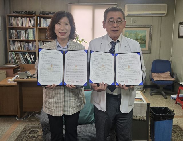 이영미 강화군 보건소장과 장성호 강화병원장이 이달 초 장기요양 재택의료센터 시범사업 협약을 체결하고 기념사진을 촬영했다. 강화군 제공