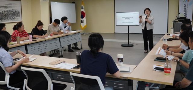 최근 인천시사회서비스원 회의실에서 임직원들이 ‘인권영향평가 자체평가 중간보고회’를 열어 토론하고 있다. 사서원 제공