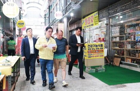김정식 미추홀구청장이 6일 지역 전통시장을 방문해 상인들의 애로사항을 청취하고 있다. 미추홀구 제공