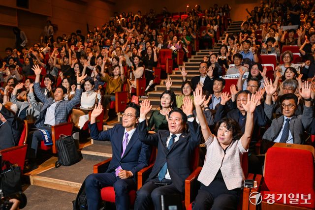 6일 오전 안양아트센터 수리홀에서 열린 '2026 폰프리스쿨 정책 설명회'에서 안민석 경기도교육감, 최대호 안양시장 등 참석자들이 기념 촬영을 하고 있다.