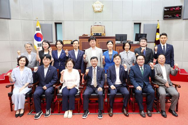 시흥시의회 제10대 전반기 원구성을 완료한 시의원들이 기념촬영을 하고 있다. 시흥시의회 제공