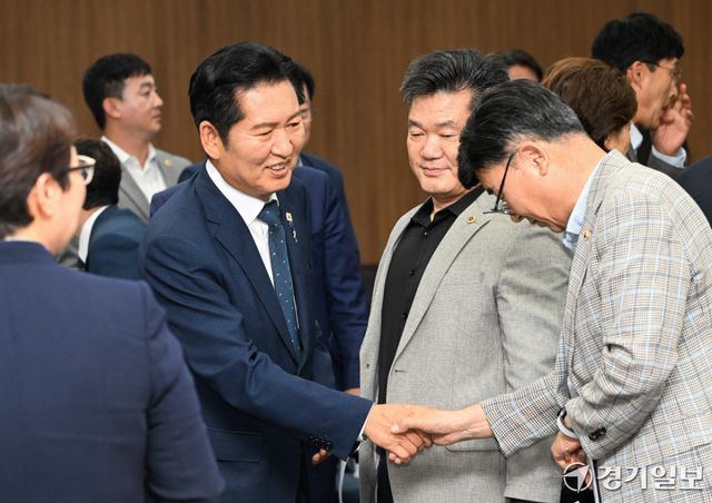 더불어민주당 정청래 전 대표가 6일 오후 경기도의회 대회의실에서 열린 '제12대 도의회 제1차 민주당 의원 총회'에서 의원들과 인사하고 있다. 윤원규기자