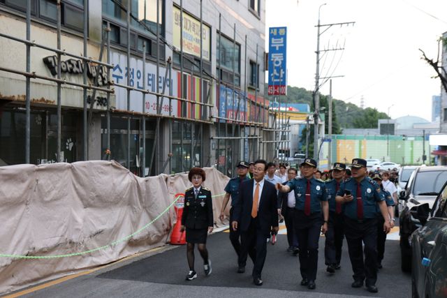 의왕경찰서는 재개발 지역으로 이주해 공·폐가로 방치된 오전‘다’개재발구역에 대해 의왕시와 자율방범대·시민경찰 등 민·관·경 협업 합동순찰을 실시했다. 이경자 자율방범연합대장(앞줄 왼쪽부터), 김성제 의왕시장, 조광현 의왕경찰서장. 의왕경찰서 제공