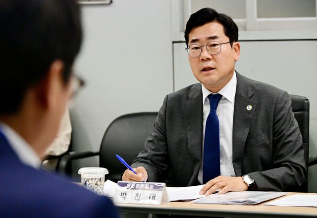 박찬대 인천광역시장이 6일 남동구 도시철도건설본부에서 열린 업무보고에서 주요현안을 논의하고 있다. 인천시제공
