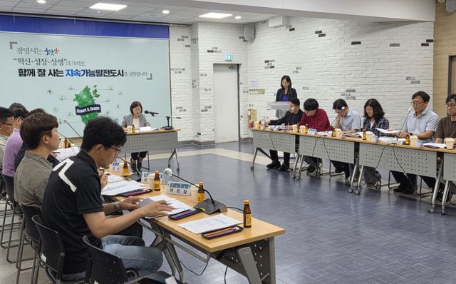 지난 6일 시청 중회의실에서 ‘광명시흥 일반·도시첨단산업단지 신속대응 전담팀(TF)’ 1차 정기회의가 진행 중이다. 광명시 제공