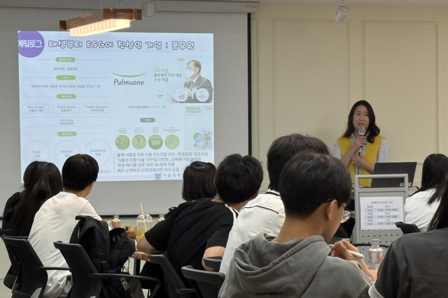 6일 양주백석고 시청각실에서 김민지 고려대 연구교수가 ‘찾아가는 인문사회 진로특강’을 진행하고 있다. 양주백석고등학교 제공