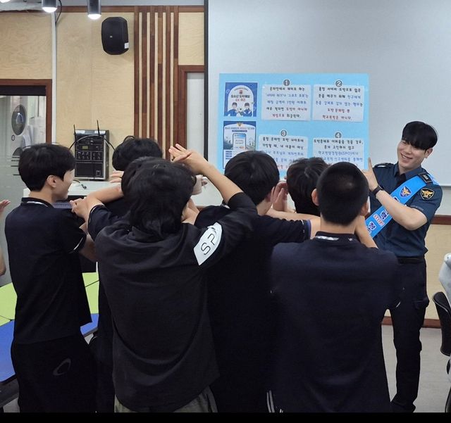 안양동경찰안서 학교전담경찰관(SPO)들은 관내 중·고등학교를 직접 방문해 청소년들의 관심사에 맞춘 소통형 교육을 진행하고 있다. 안양동안경찰서 제공.