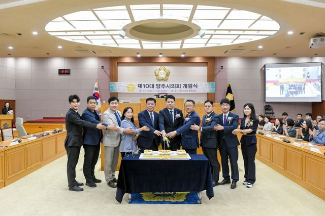 양주시의회 10대 의회 개원식에 참석한 한상민 의장, 정덕영 양주시장 등이 개원을 축하하는 떡을 자르고 있다. 양주시의회 제공