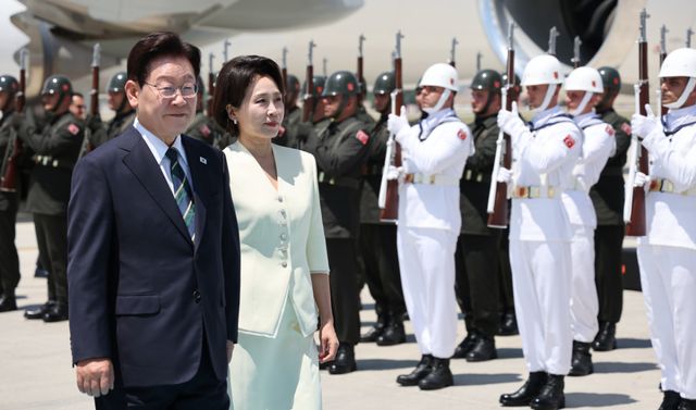 북대서양조약기구(NATO·나토) 정상회의 참석을 위해 튀르키예를 찾은 이재명 대통령과 김혜경 여사가 7일(현지시간) 앙카라 에센보아 국제공항에 도착한 공군 1호기에서 내려 이동하고 있다. 연합뉴스