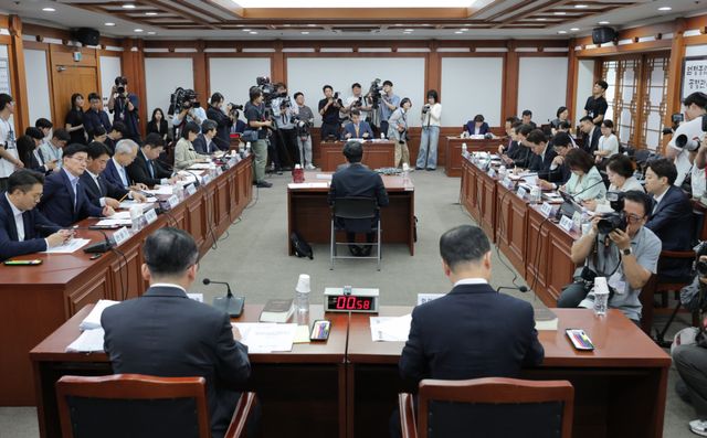 국회 6·3 지방선거 투표용지 부족 사태 국정조사특위 윤상현 위원장을 비롯한 위원들이 7일 경기 과천 중앙선거관리위원회에서 열린 현장조사 및 전체회의에 참석하고 있다. 연합뉴스