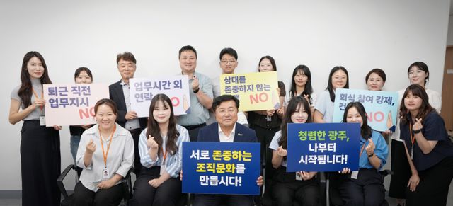 박관열 광주시장이 지난 3일과 7일 시청 내 부서를 방문해 직원들과 조직문화 개선 및 청렴도 향상을 위한 의견을 나누고 기념촬영을 하고 있다. 광주시는 다음 달 11일까지 관내 69개 부서를 대상으로 ‘전 부서 찾아가는 청렴·소통의 날’을 운영한다. 광주시 제공
