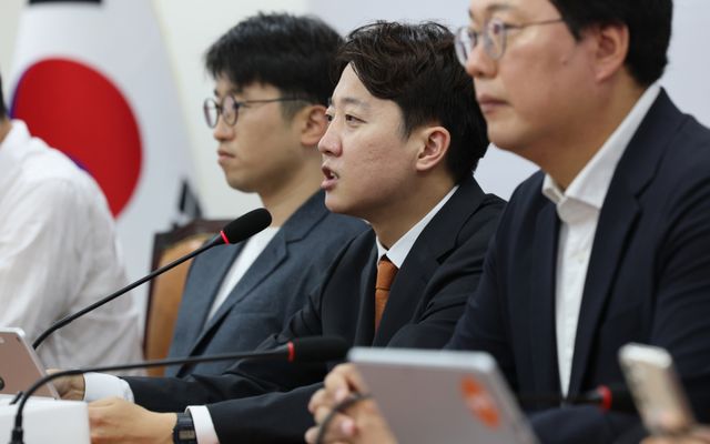 개혁신당 이준석 대표가 2일 국회에서 열린 최고위원회의에서 발언하고 있다. 연합뉴스