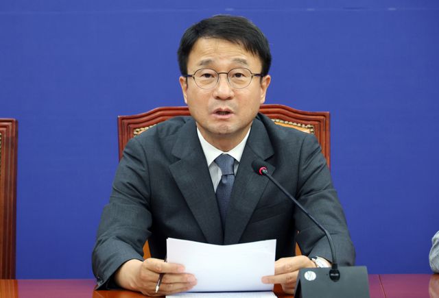더불어민주당 한병도 당 대표 직무대행 및 원내대표가 7일 국회에서 열린 원내대책회의에서 발언하고 있다. 연합뉴스