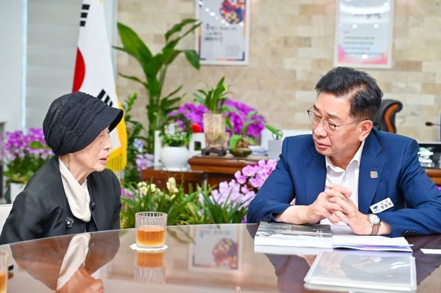 대한민국 대표 조경가 정영선(왼쪽)이 전진선 양평군수와 이야기를 나누고 있다. 양평군 제공