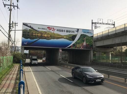 국방부가 지난달 17일 경기북부지역 방호벽 등 군사장애물 철거 대상 지자체를 파주, 의정부, 연천 등 3곳 13개소로 확정했다. 사진은 파주 반환미군공여지 캠프 에드워즈 앞 방호벽. 이곳은 파주시가 도시개발 등을 이유로 철거를 건의했지만 제외됐다. 파주시 제공