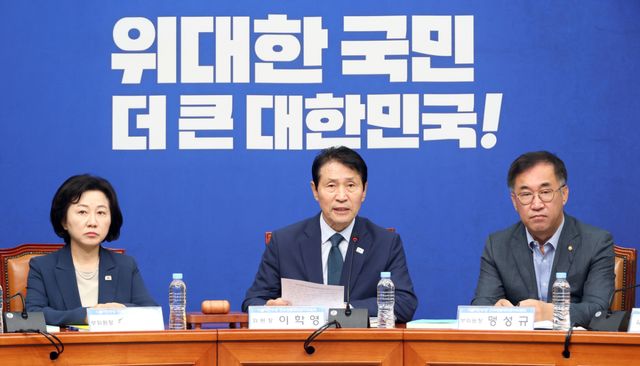 더불어민주당 이학영 전준위 위원장(가운데)이 7일 국회에서 열린 전국당원대회 준비위원회 3차 회의에서 발언하고 있다. 왼쪽은 송옥주 부위원장, 오른쪽은 맹성규 부위원장. 연합뉴스