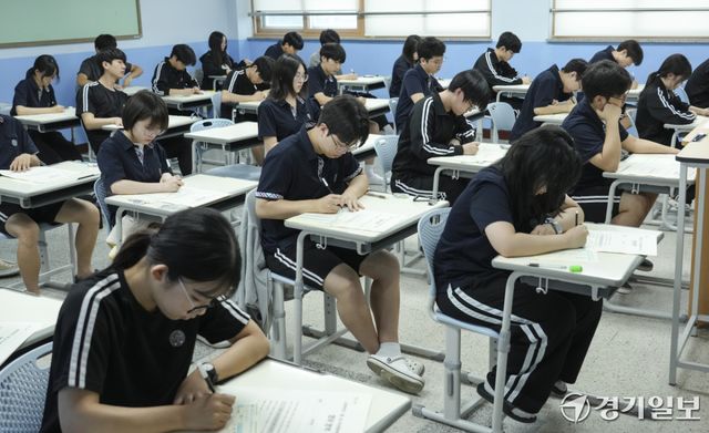 8일 오후 화성특례시 동탄구 동탄고등학교에서 3학년 학생들이 7월 전국연합학력평가 영어영역을 치르고 있다. 홍기웅기자