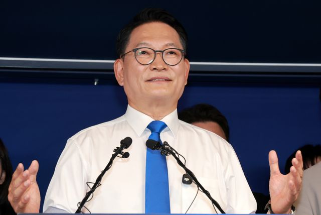 더불어민주당 송영길 의원이 8일 서울 여의도 민주당 중앙당사에서 당 대표 출마를 선언한 뒤 기자 질문에 답하고 있다. 연합뉴스