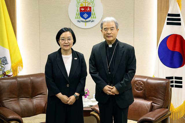 8일 천주교 수원교구청 접견실에서 한성숙 국무총리(왼쪽)와 한국천주교주교회의 의장 이용훈 주교가 만나 기념촬영을 하고 있다. 천주교수원교구 제공